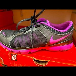 Nike free run tennis shoes
